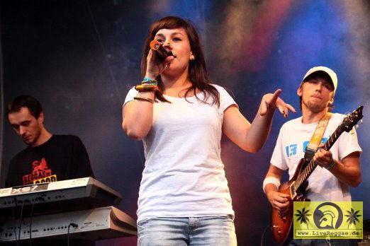 Sara Lugo (D) with Protoje and The Dub Akom Band 17. Reggae Jam Festival - Bersenbrueck 05. August 2011 (12).JPG
